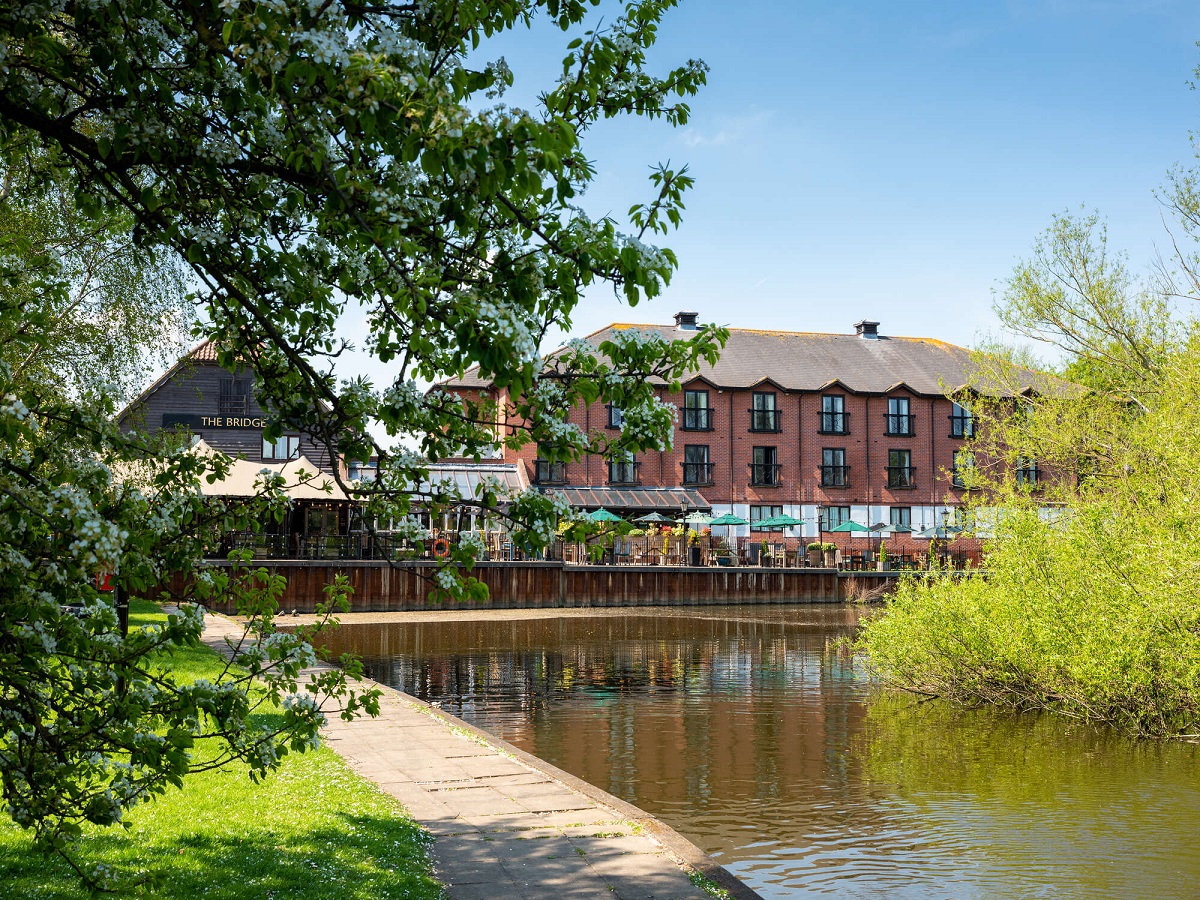 The Bridge, Chertsey I Surrey I Stay In A Pub I Book Now