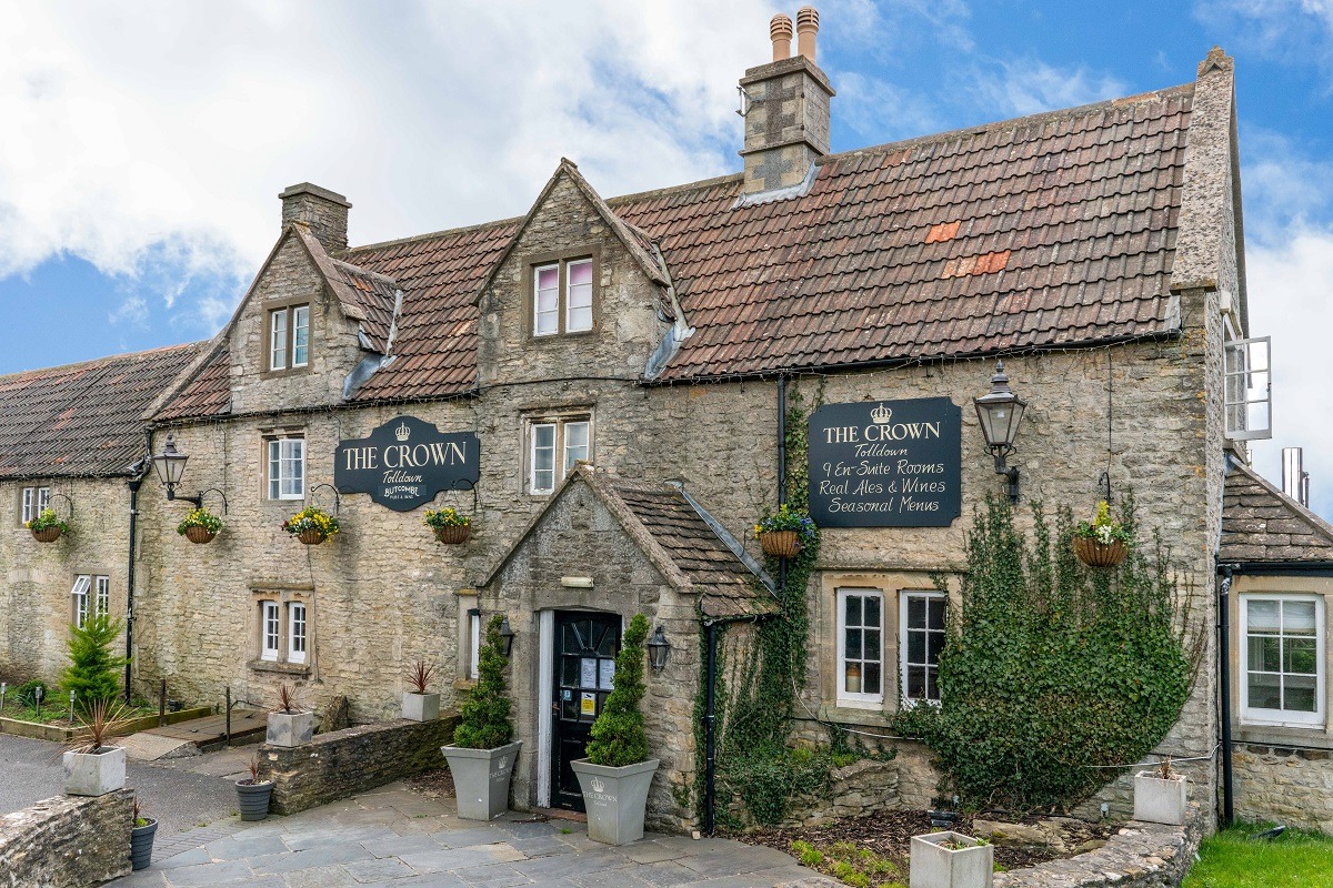 the-crown-tolldown-gloucestershire-stay-in-a-pub