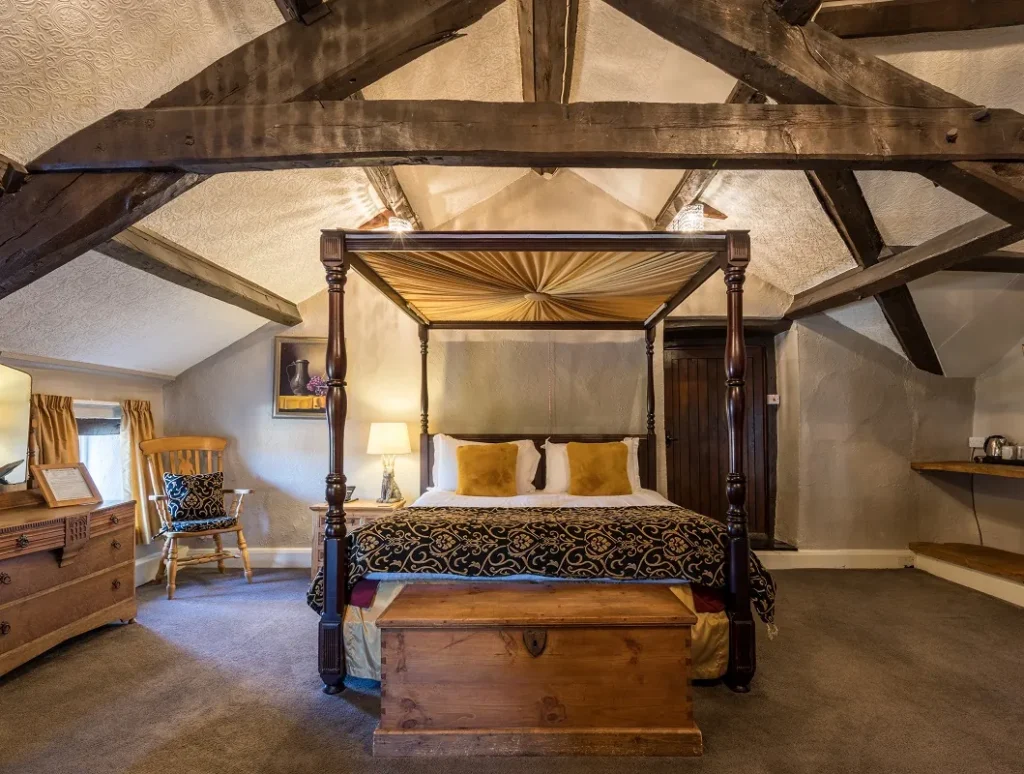 Spacious, rustic-style double bed-room 