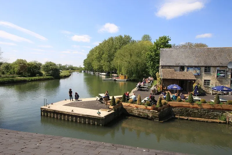 The Riverside, Lechlade I Gloucestershire I Stay In A Pub