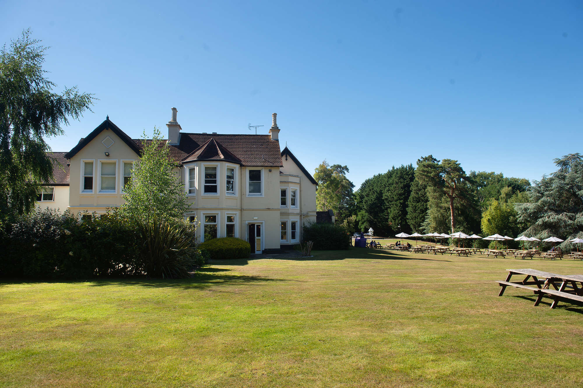 Worplesdon Place, worplesdon I Surrey I Stay in a Pub