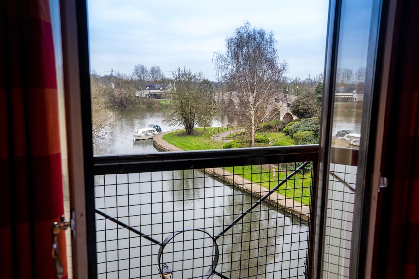 The Bridge, Chertsey I Surrey I Stay in a Pub I Book Now